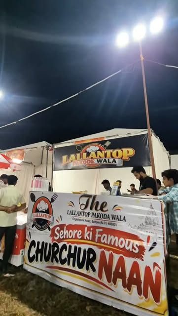 Lallantop Pakode Wala stall at a Sehore fair with a Chur Chur Naan banner